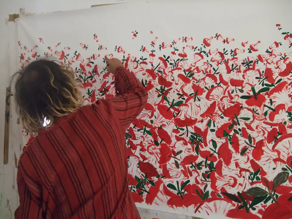 Noel Morera Cruz pintando un lienzo de gran formato en su taller